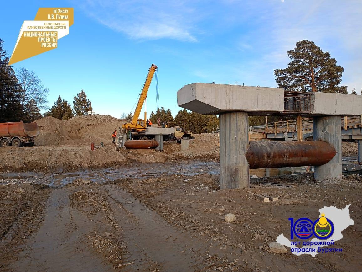 В Курумканском районе Бурятии завершены буровые работы по устройству опор нового моста.