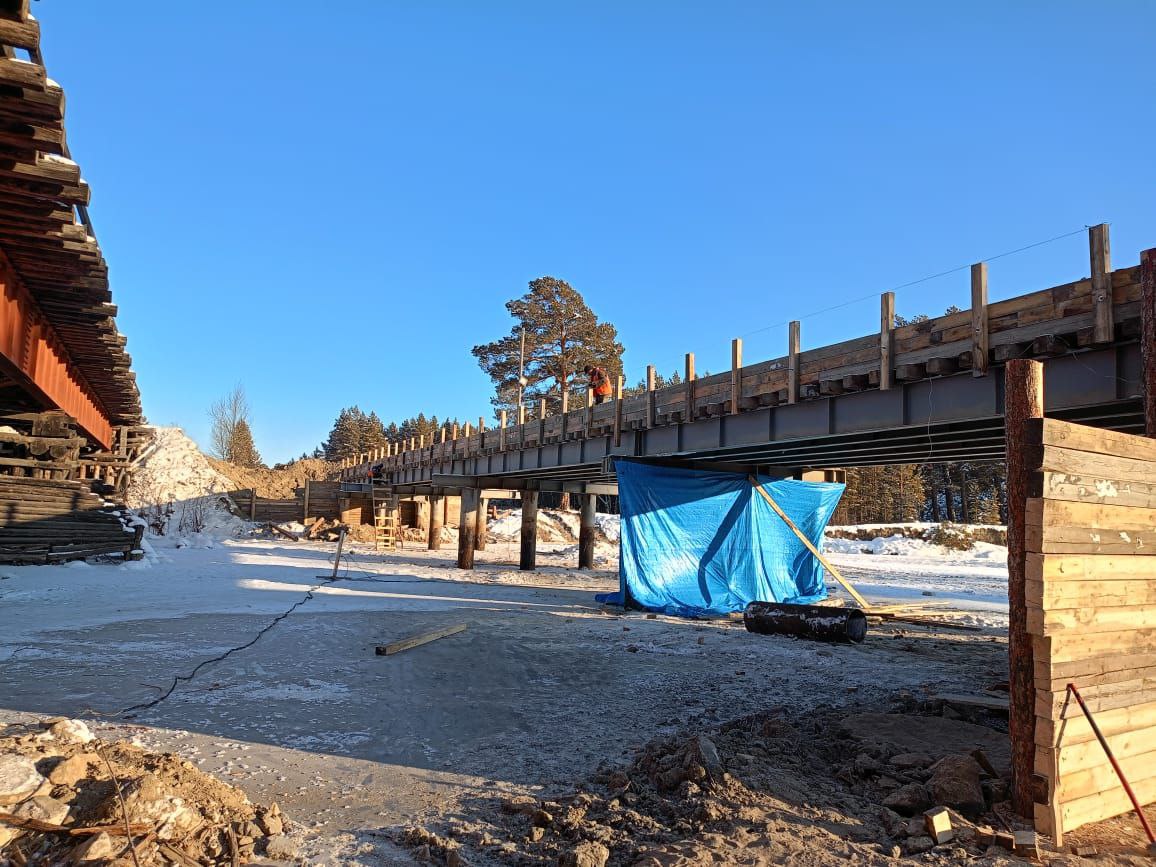 В Курумканском районе Бурятии ремонтируют мост через реку Гарга.
