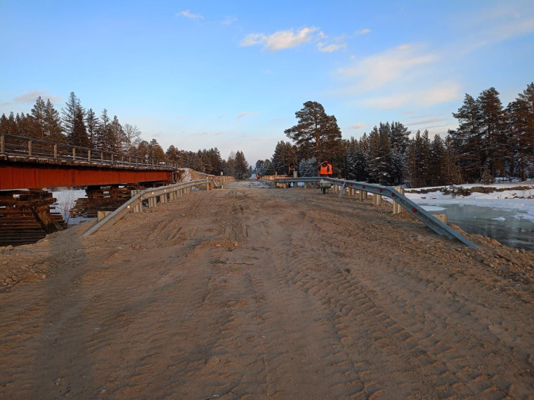 В Курумканском районе Бурятии ремонтируют мост через реку Гарга.